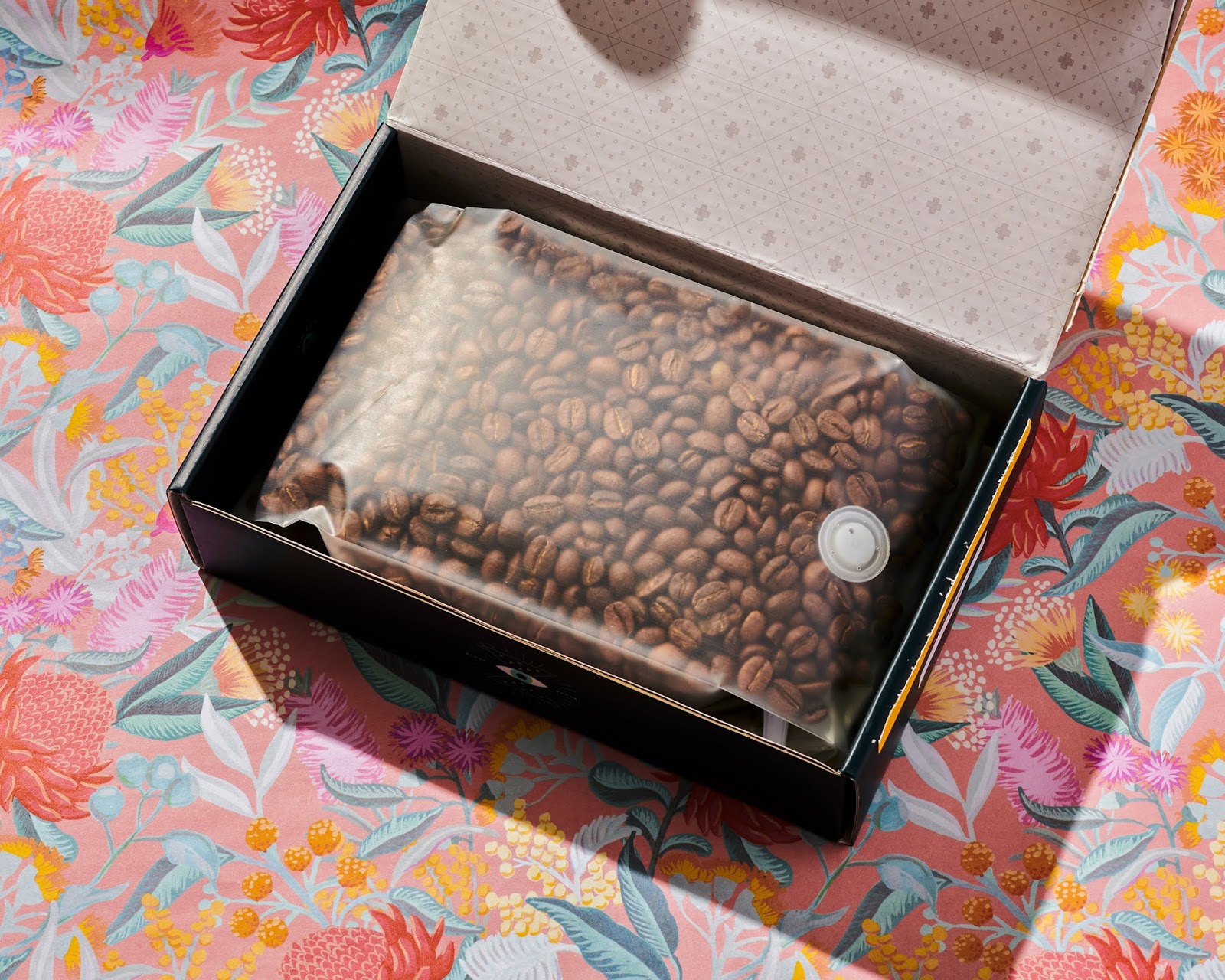 包裝盒設(shè)計(jì)像個(gè)寶石盒(圖3) 包裝盒設(shè)計(jì)像個(gè)寶石盒(圖3)