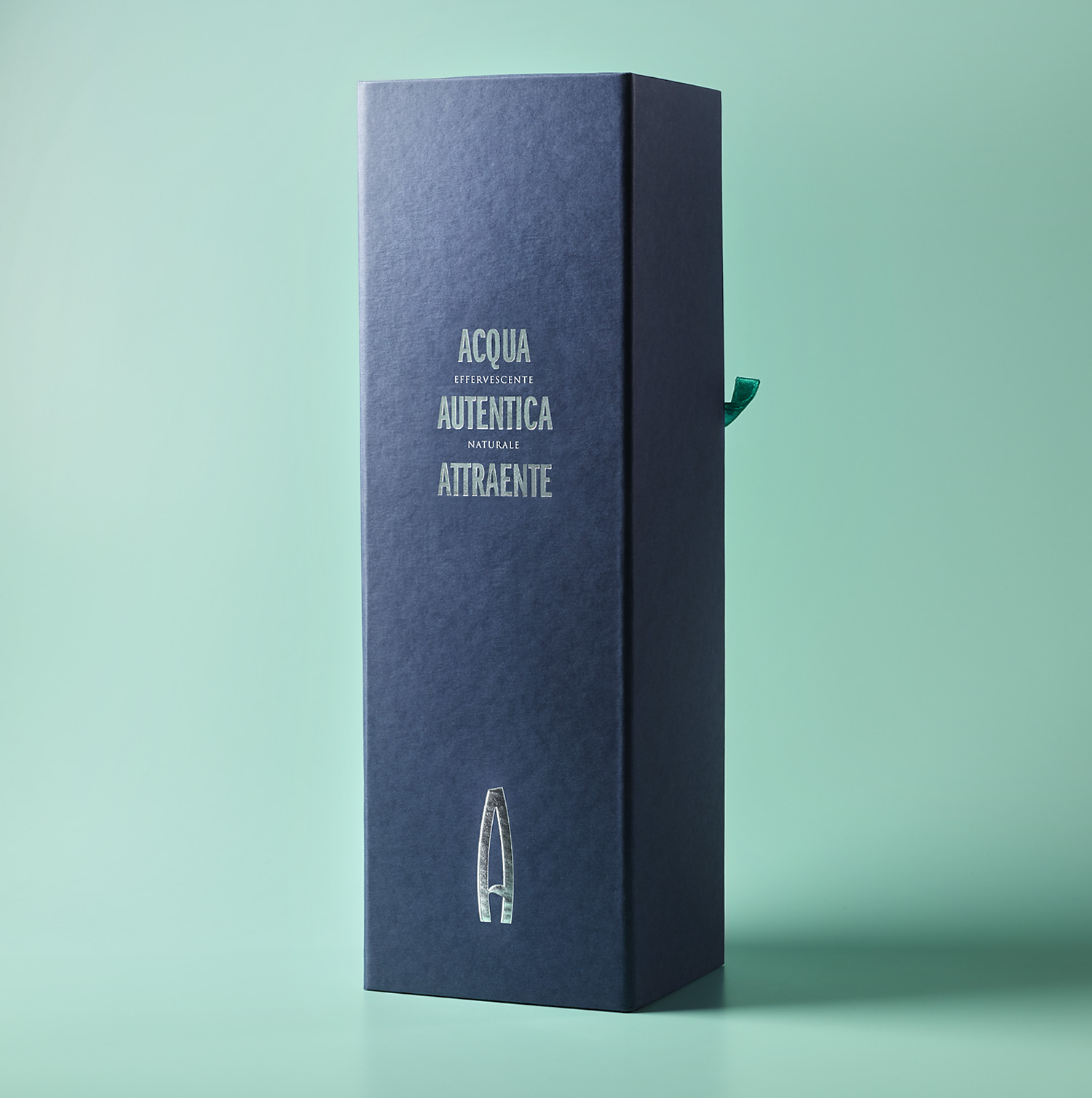 高端礦泉水包裝設計用字母做核心符號(圖4) 高端礦泉水包裝設計用字母做核心符號(圖4)