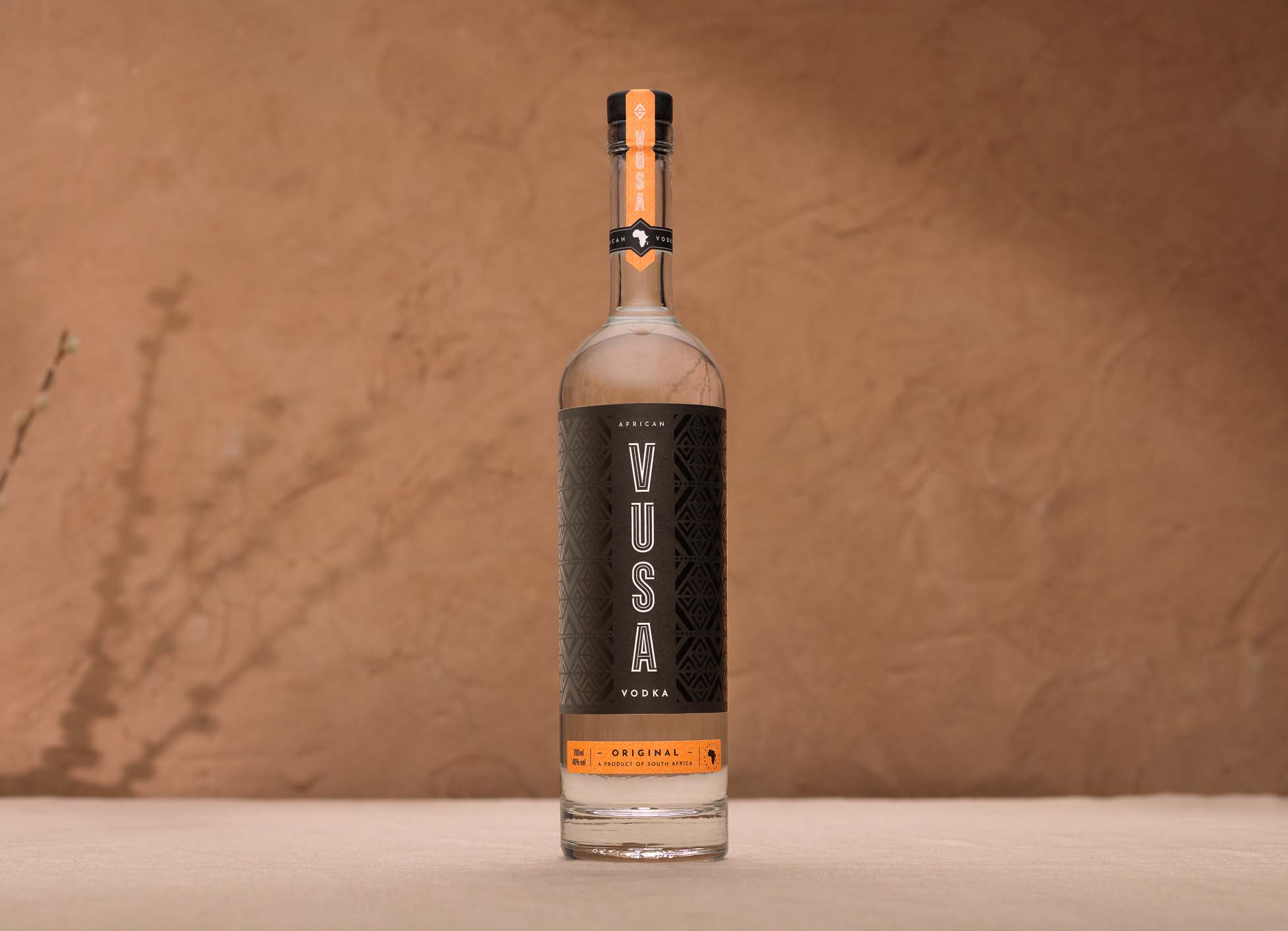 光瓶子伏特加酒包裝設(shè)計(圖1) 光瓶子伏特加酒包裝設(shè)計(圖1)