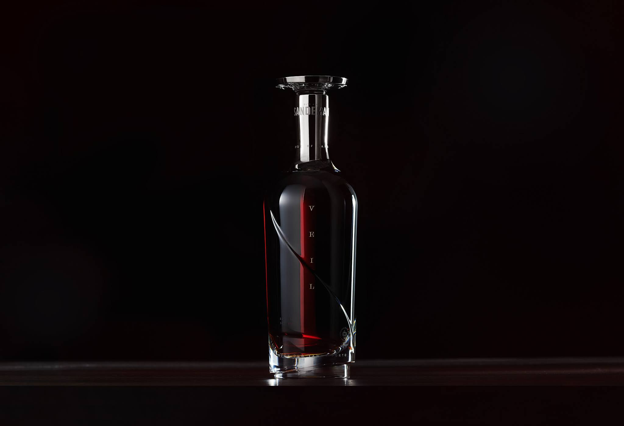 紫檀木水晶瓶的葡萄酒包裝非常奢華(圖2)