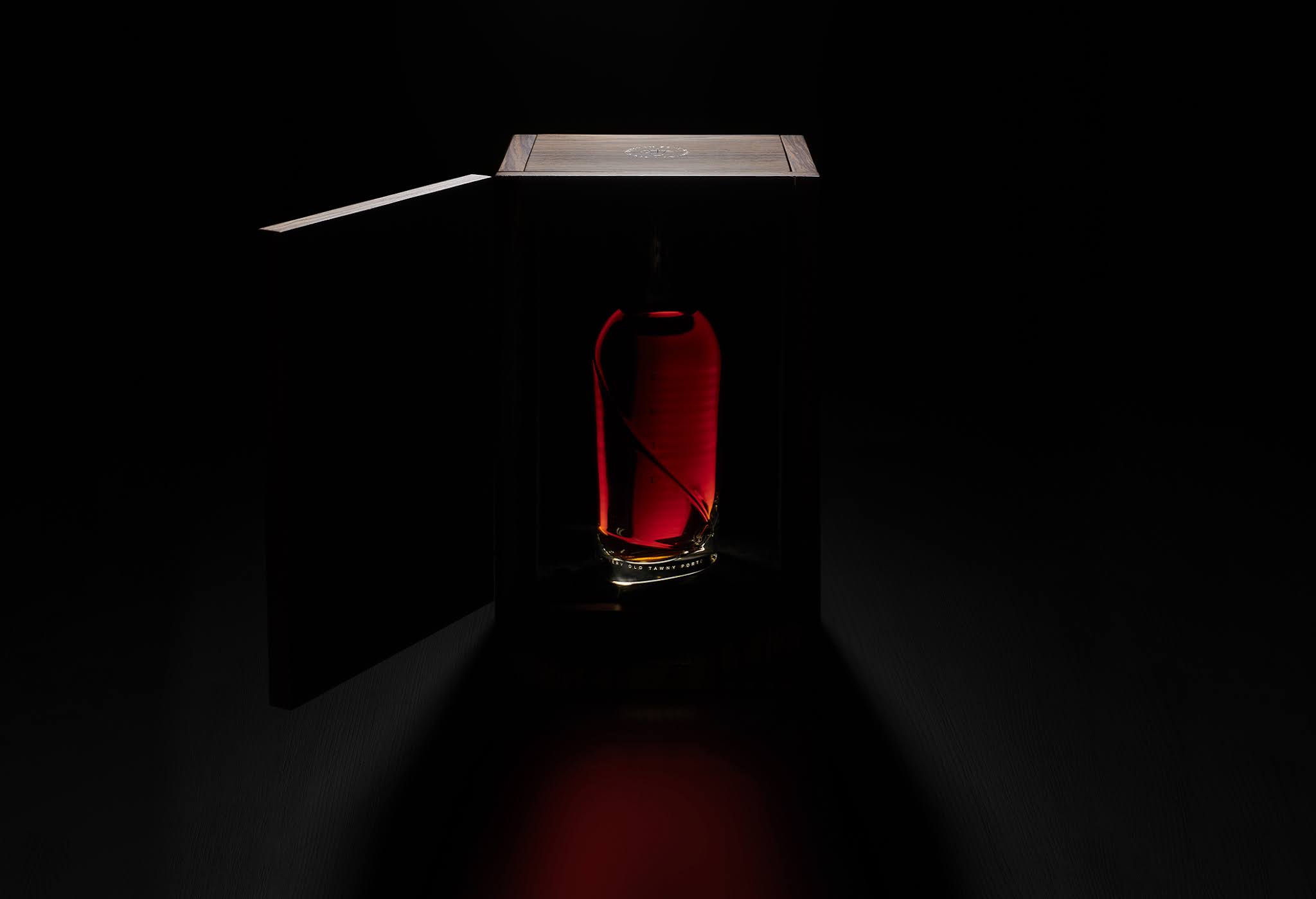 紫檀木水晶瓶的葡萄酒包裝非常奢華(圖4)