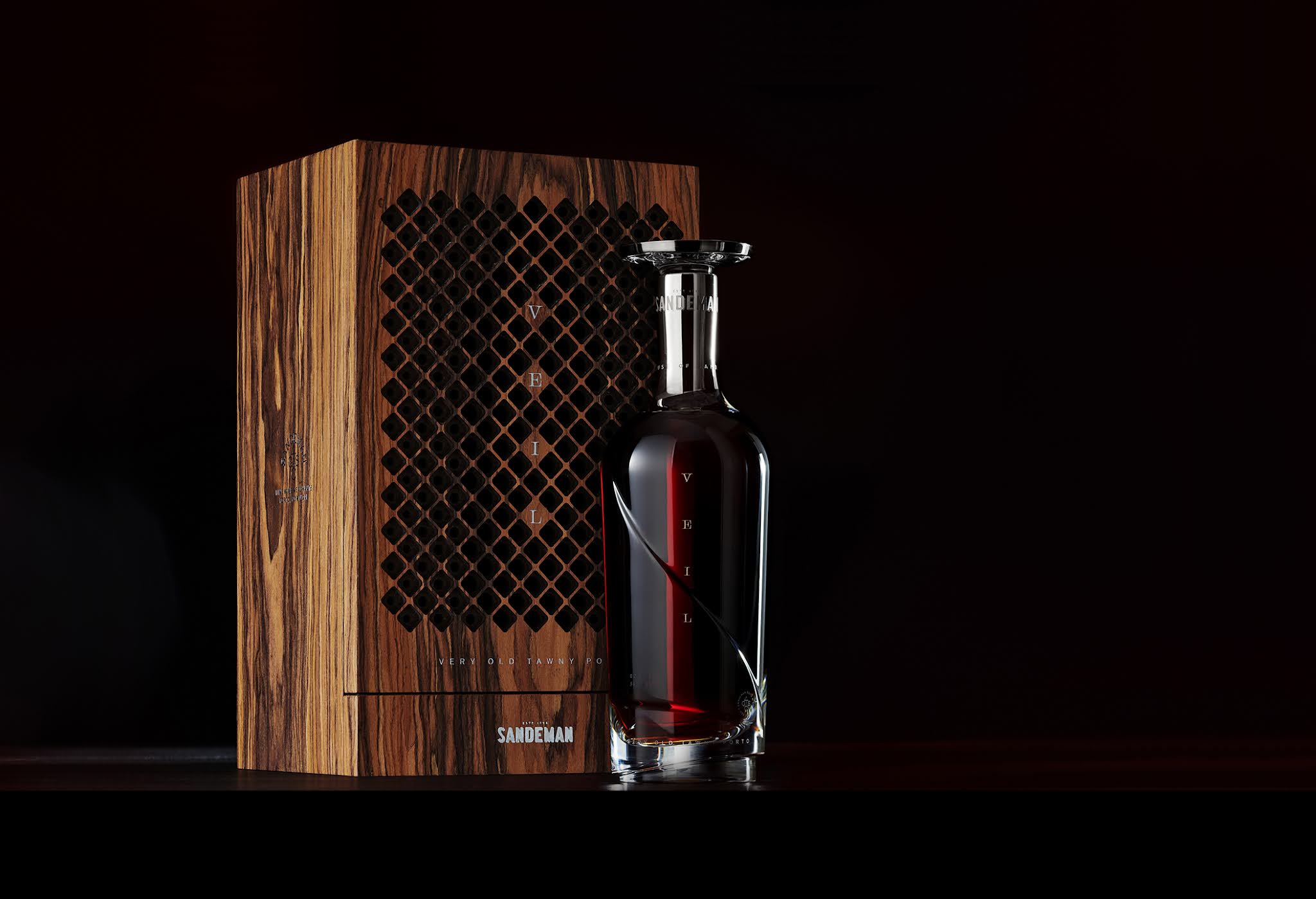 紫檀木水晶瓶的葡萄酒包裝非常奢華(圖1)