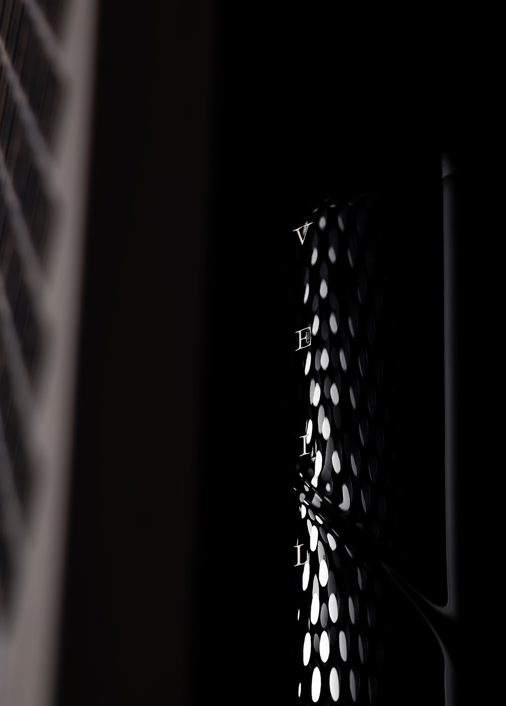 紫檀木水晶瓶的葡萄酒包裝非常奢華(圖10)