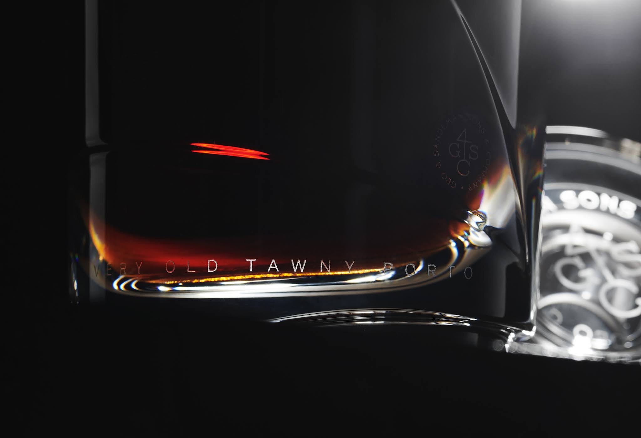 紫檀木水晶瓶的葡萄酒包裝非常奢華(圖9)