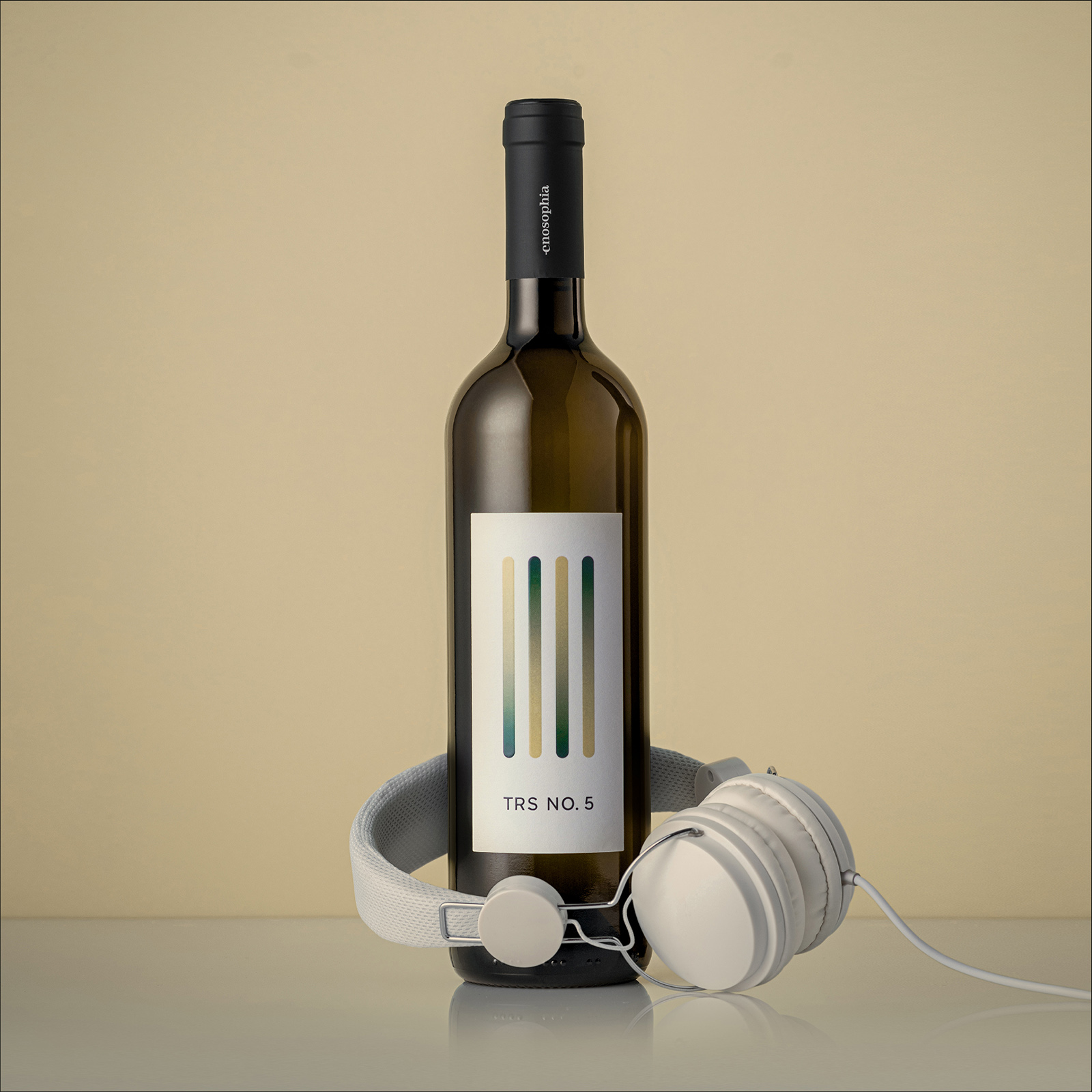 帶有可播放音樂(lè)的互動(dòng)標(biāo)簽的葡萄酒包裝這樣設(shè)計(jì)(圖3)