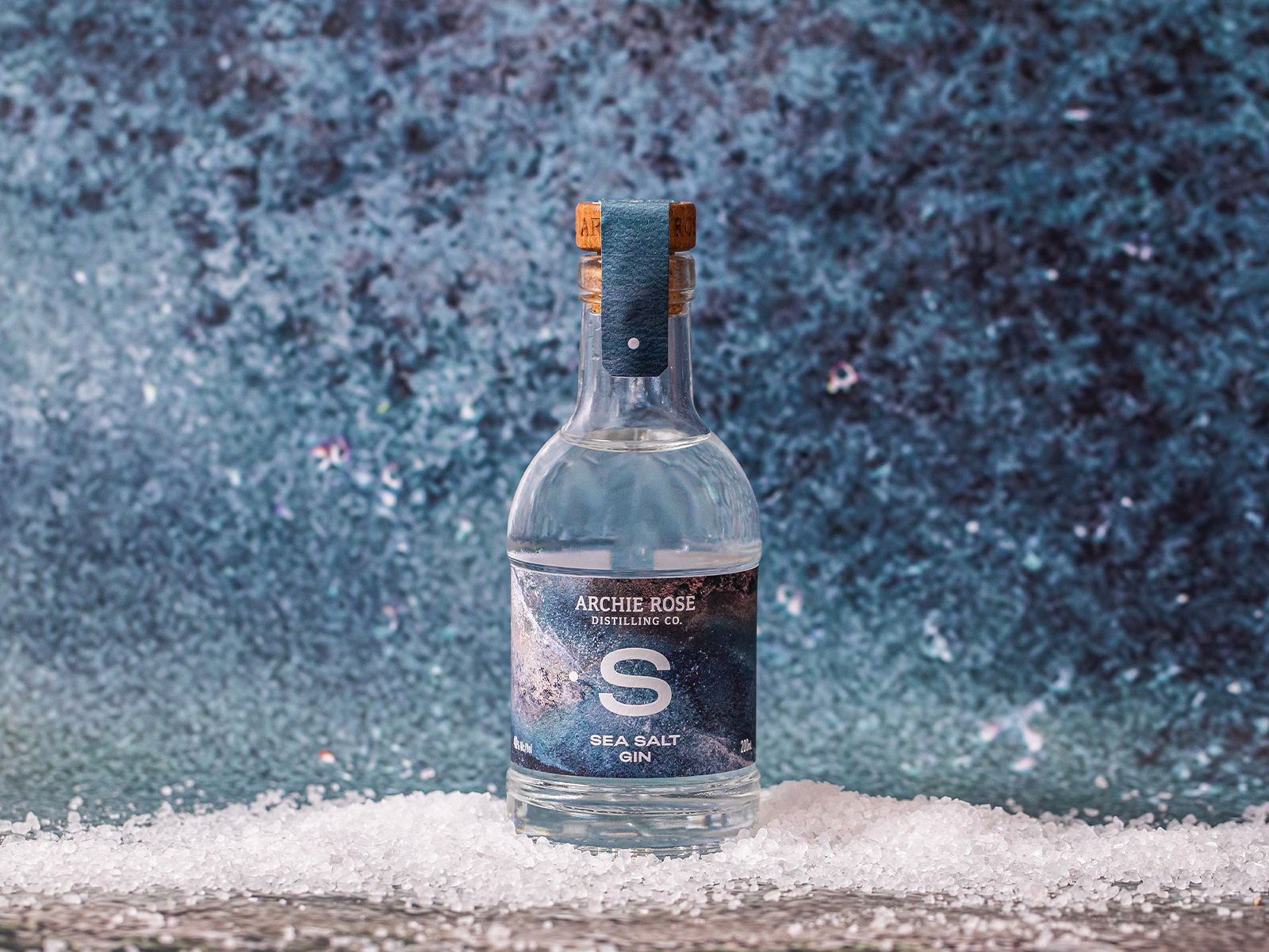 海鹽杜松子酒和粉紅胡椒伏特加的包裝設(shè)計(jì)作品參考(圖2)