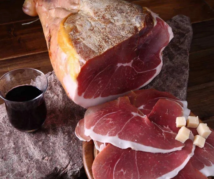 云南宣威火腿特產(chǎn)美食包裝設(shè)計(jì)這樣做(圖1)