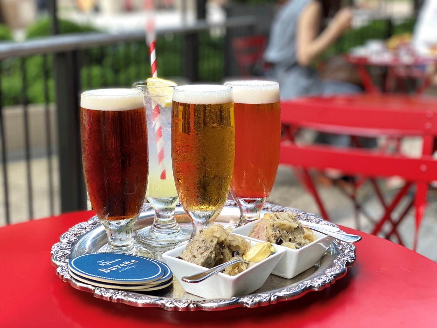 在開(kāi)放式露臺(tái)上享用冰鎮(zhèn)啤酒和法式美食(圖1)