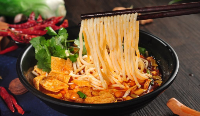 龍柒螺螄粉品牌logo與食品包裝設(shè)計(jì)欣賞(圖4)