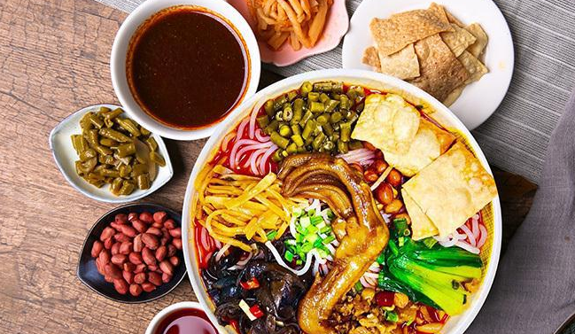 默言粉肆螺螄粉 默言粉肆螺螄粉品牌logo與食品包裝設(shè)計(jì)欣賞(圖2)